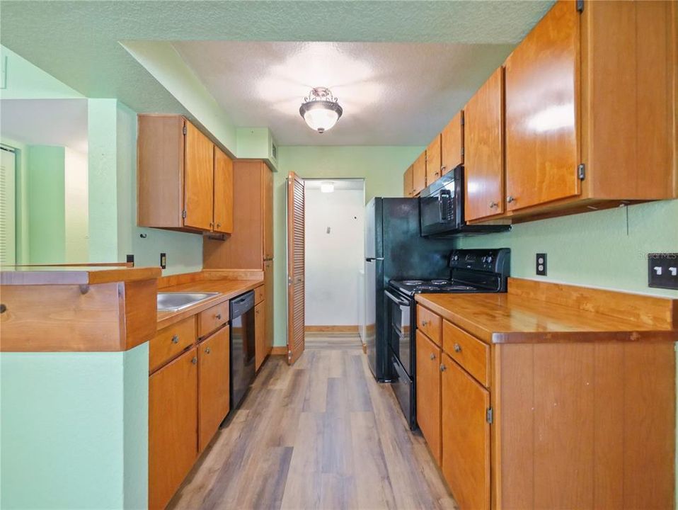 На продажу: $145,000 (2 спален, 2 ванн, 934 Квадратных фут)