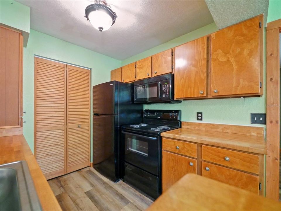 На продажу: $145,000 (2 спален, 2 ванн, 934 Квадратных фут)