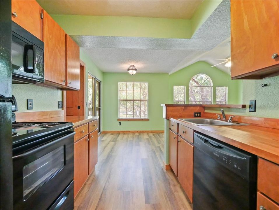 На продажу: $145,000 (2 спален, 2 ванн, 934 Квадратных фут)
