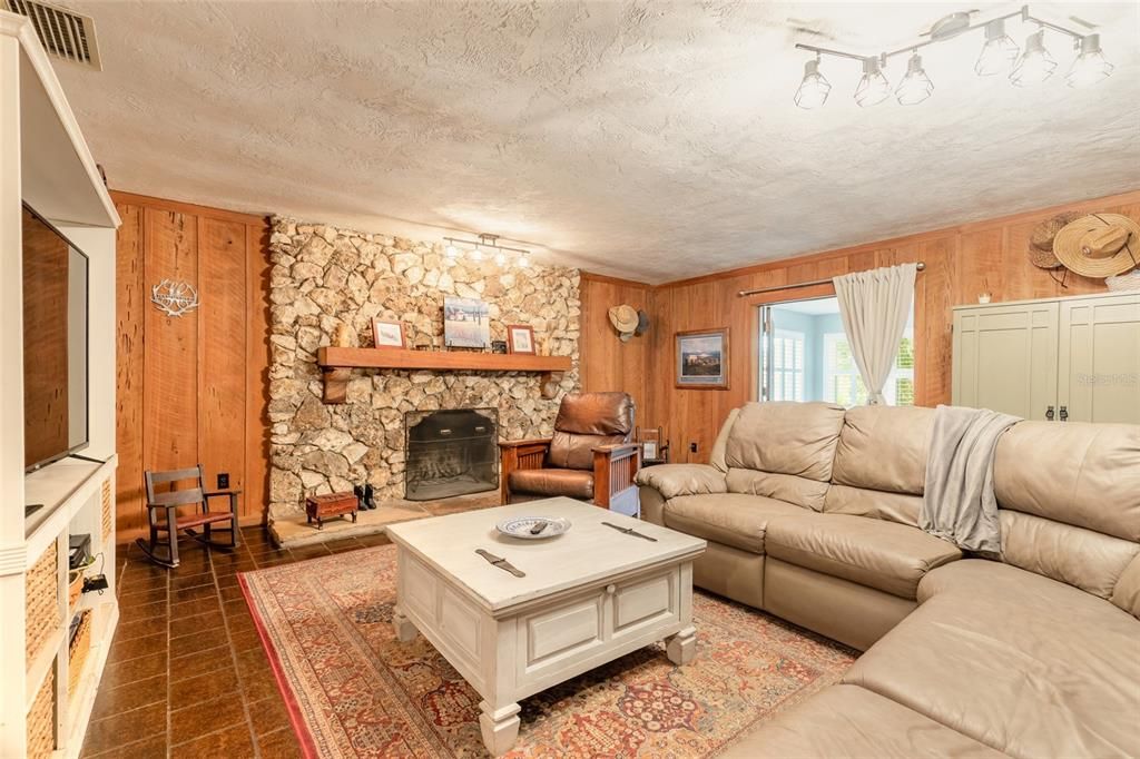En Venta: $849,900 (3 camas, 2 baños, 2492 Pies cuadrados)