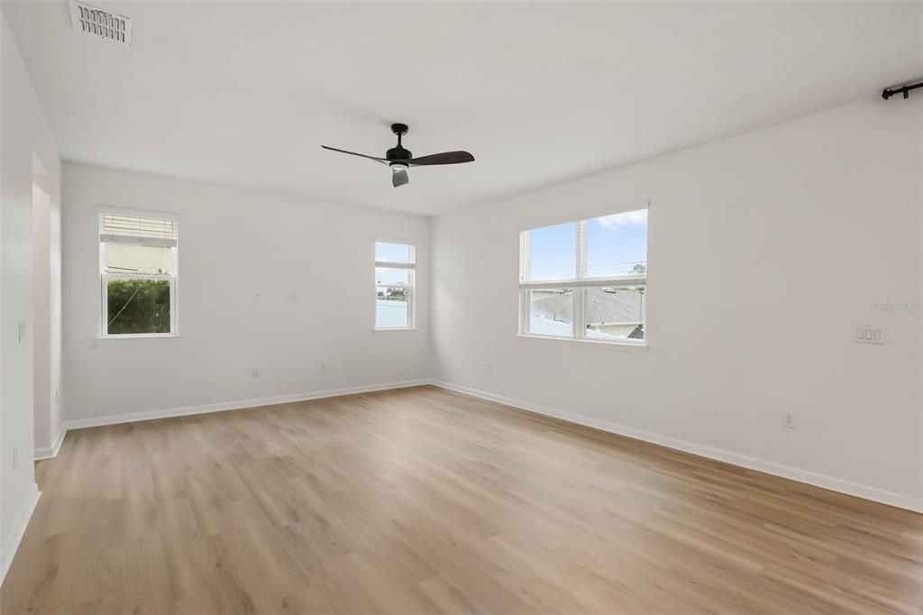 En Venta: $369,900 (4 camas, 3 baños, 2626 Pies cuadrados)