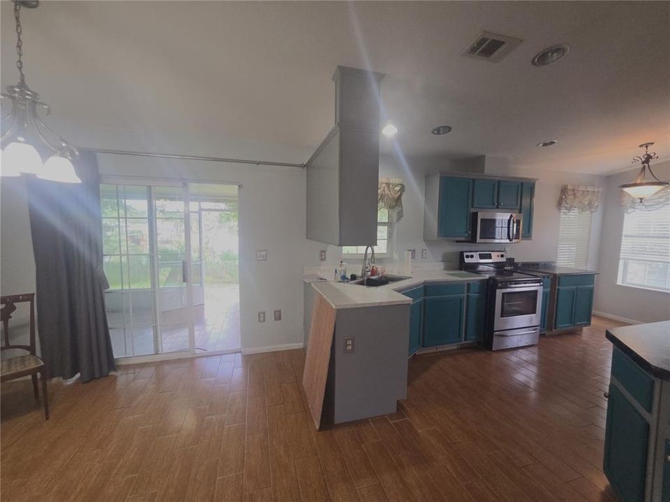 For Sale: $225,000 (3 beds, 2 baths, 1305 Square Feet)