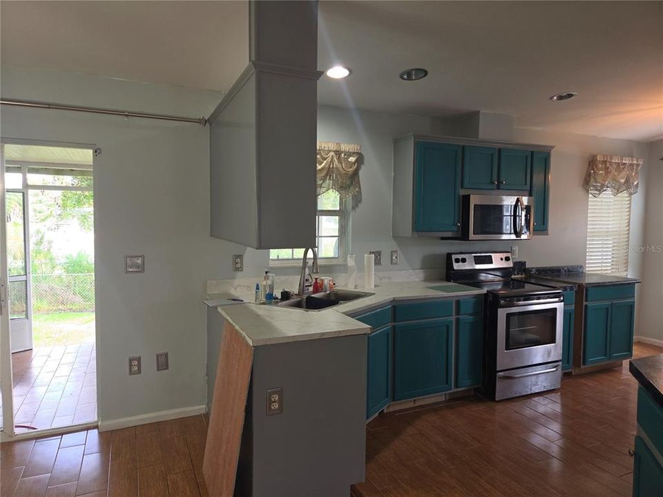 For Sale: $225,000 (3 beds, 2 baths, 1305 Square Feet)