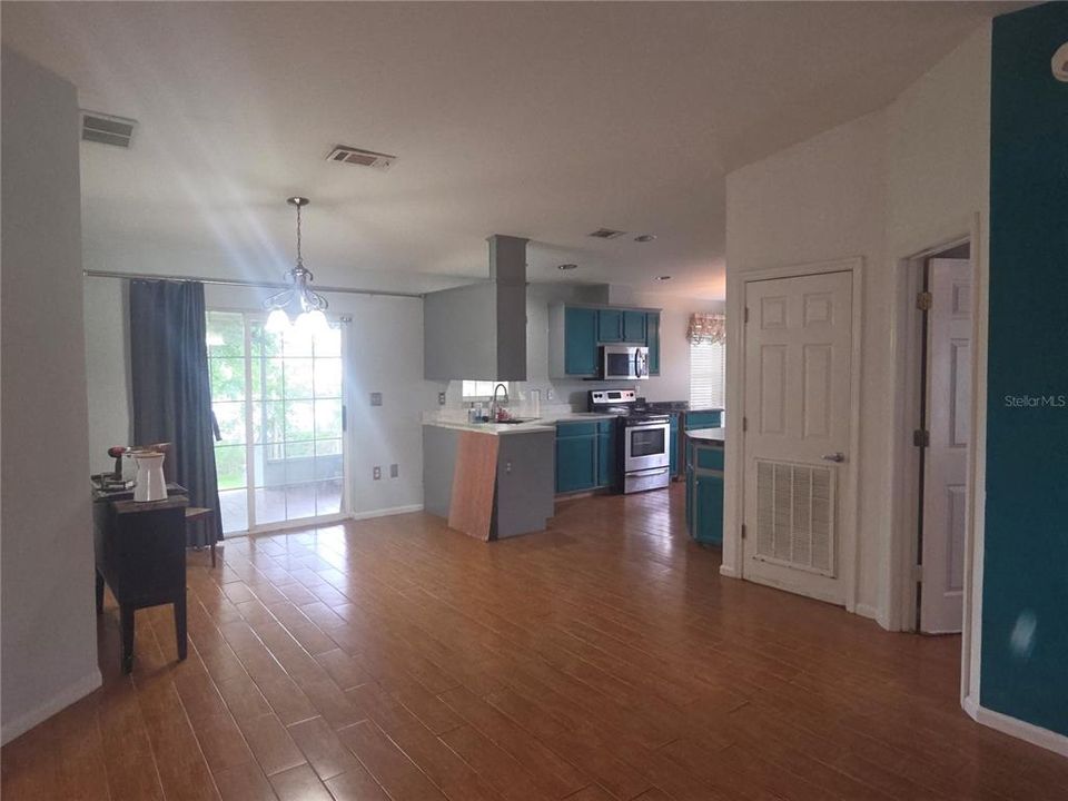 For Sale: $225,000 (3 beds, 2 baths, 1305 Square Feet)