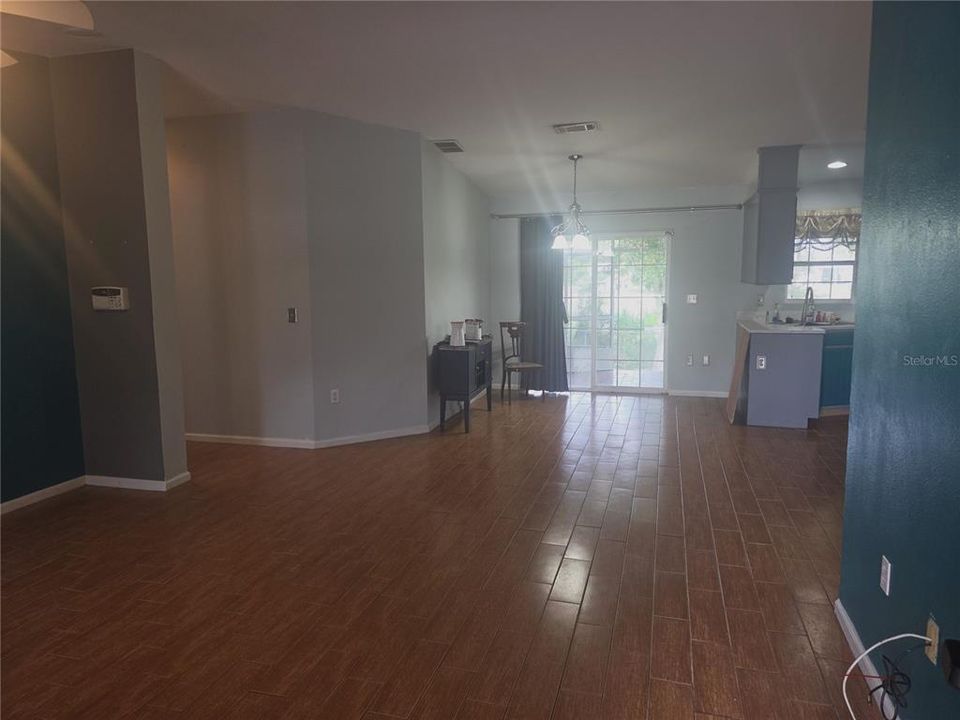 For Sale: $225,000 (3 beds, 2 baths, 1305 Square Feet)