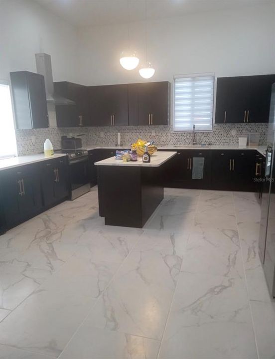 En Renta: $2,400 (3 camas, 2 baños, 2282 Pies cuadrados)