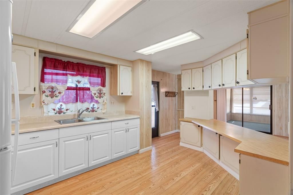 На продажу: $152,900 (2 спален, 2 ванн, 1152 Квадратных фут)