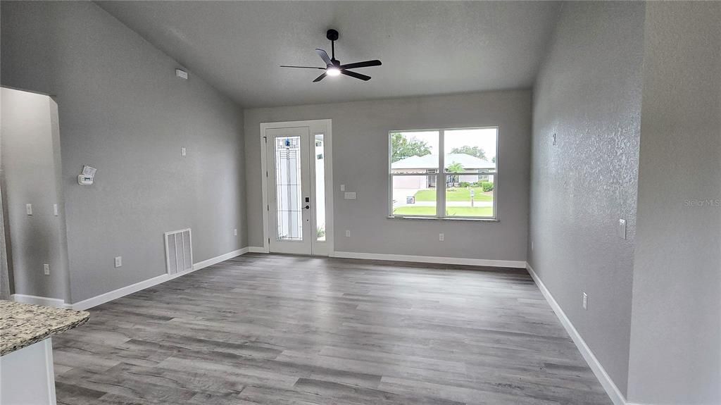 For Sale: $319,900 (3 beds, 3 baths, 1505 Square Feet)