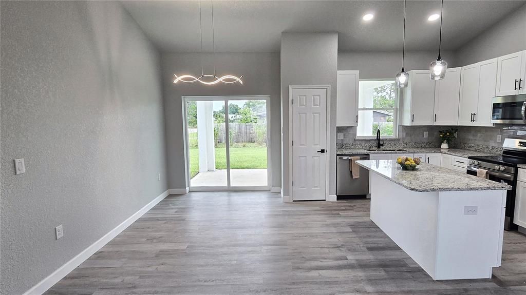 For Sale: $319,900 (3 beds, 3 baths, 1505 Square Feet)