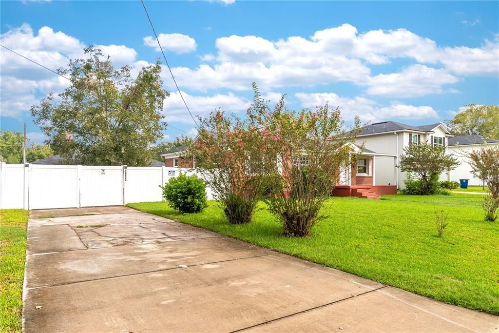 На продажу: $174,900 (2 спален, 1 ванн, 1207 Квадратных фут)