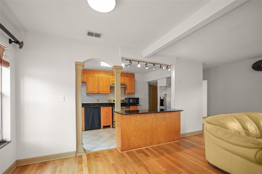 На продажу: $439,900 (2 спален, 2 ванн, 1573 Квадратных фут)