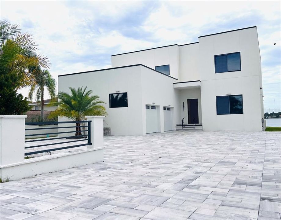 For Sale: $3,149,000 (5 beds, 5 baths, 4899 Square Feet)