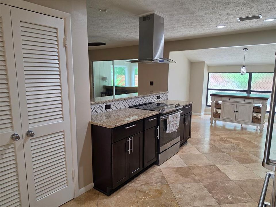 Active With Contract: $359,900 (3 beds, 2 baths, 1764 Square Feet)