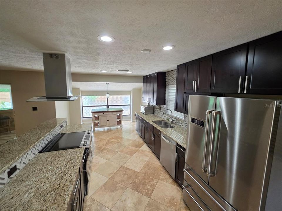 Active With Contract: $359,900 (3 beds, 2 baths, 1764 Square Feet)