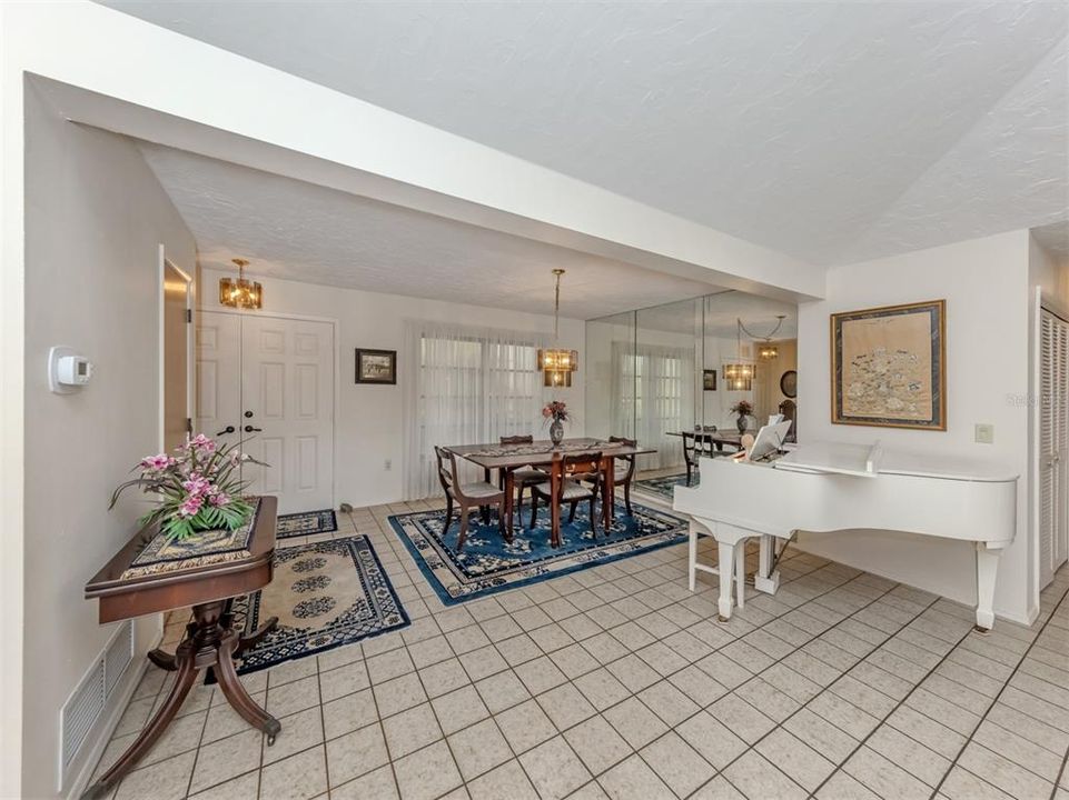 En Venta: $595,000 (4 camas, 3 baños, 2832 Pies cuadrados)