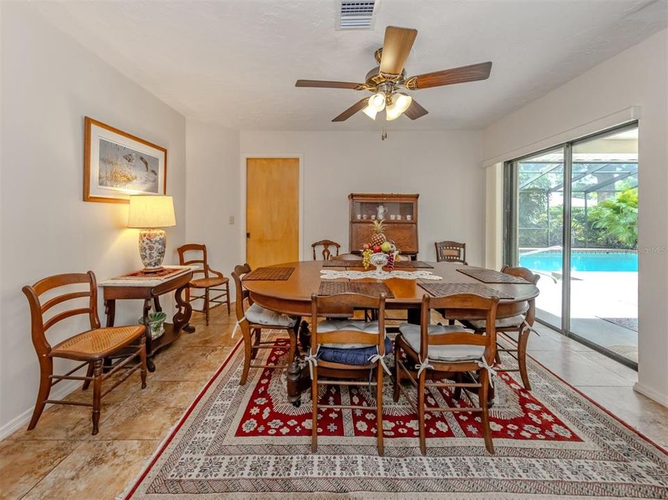 En Venta: $595,000 (4 camas, 3 baños, 2832 Pies cuadrados)