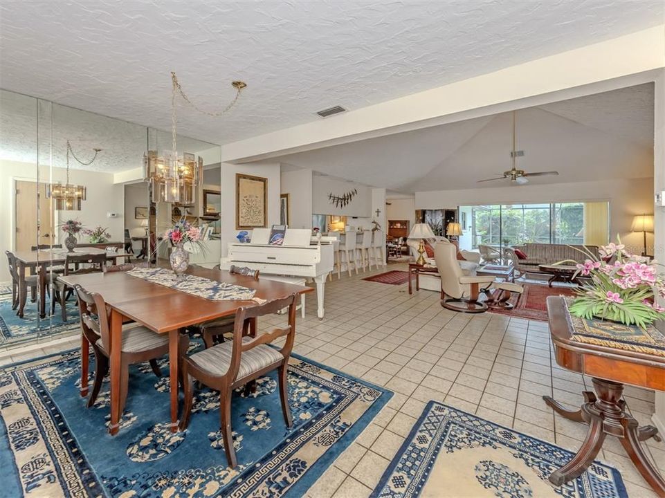 En Venta: $595,000 (4 camas, 3 baños, 2832 Pies cuadrados)