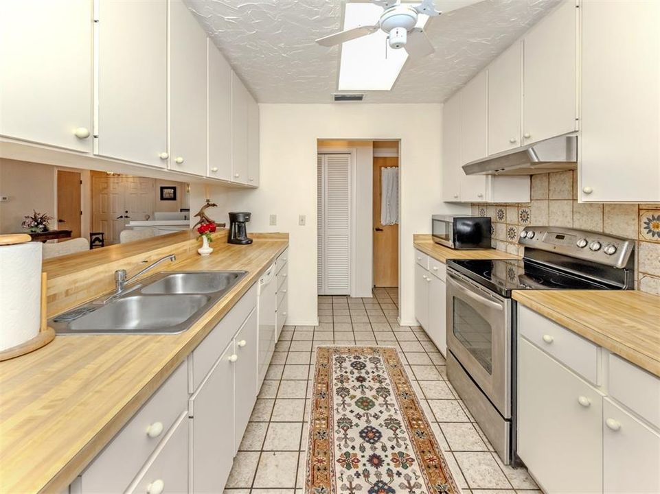 En Venta: $595,000 (4 camas, 3 baños, 2832 Pies cuadrados)