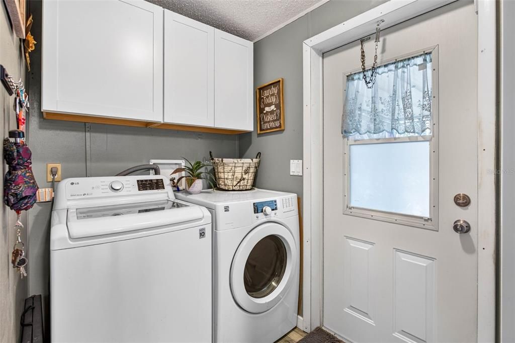 На продажу: $299,900 (3 спален, 2 ванн, 1296 Квадратных фут)