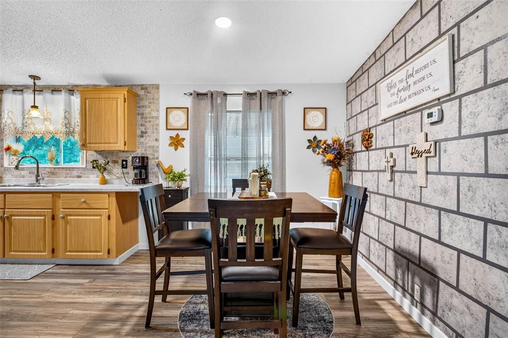 На продажу: $299,900 (3 спален, 2 ванн, 1296 Квадратных фут)