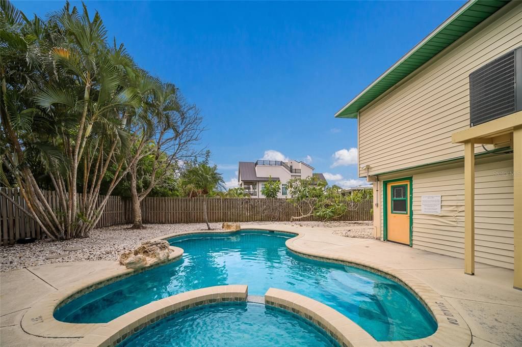For Sale: $1,595,000 (3 beds, 2 baths, 1424 Square Feet)