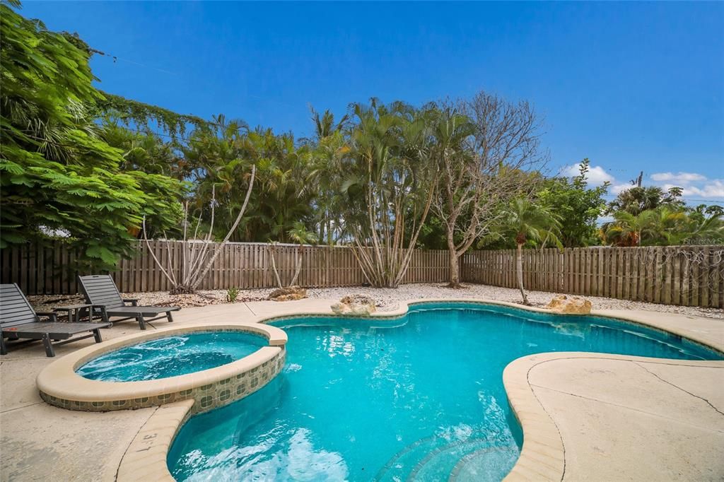 For Sale: $1,595,000 (3 beds, 2 baths, 1424 Square Feet)