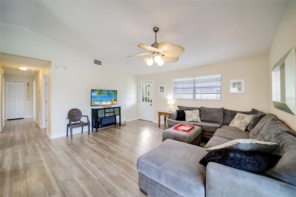 For Sale: $1,595,000 (3 beds, 2 baths, 1424 Square Feet)