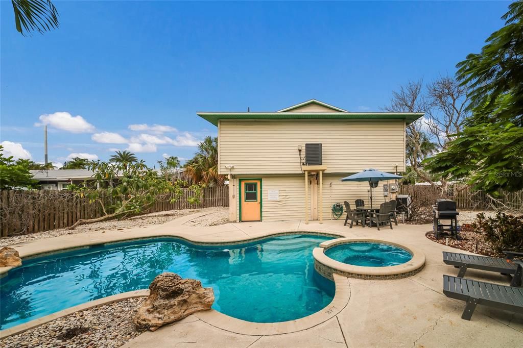 For Sale: $1,595,000 (3 beds, 2 baths, 1424 Square Feet)