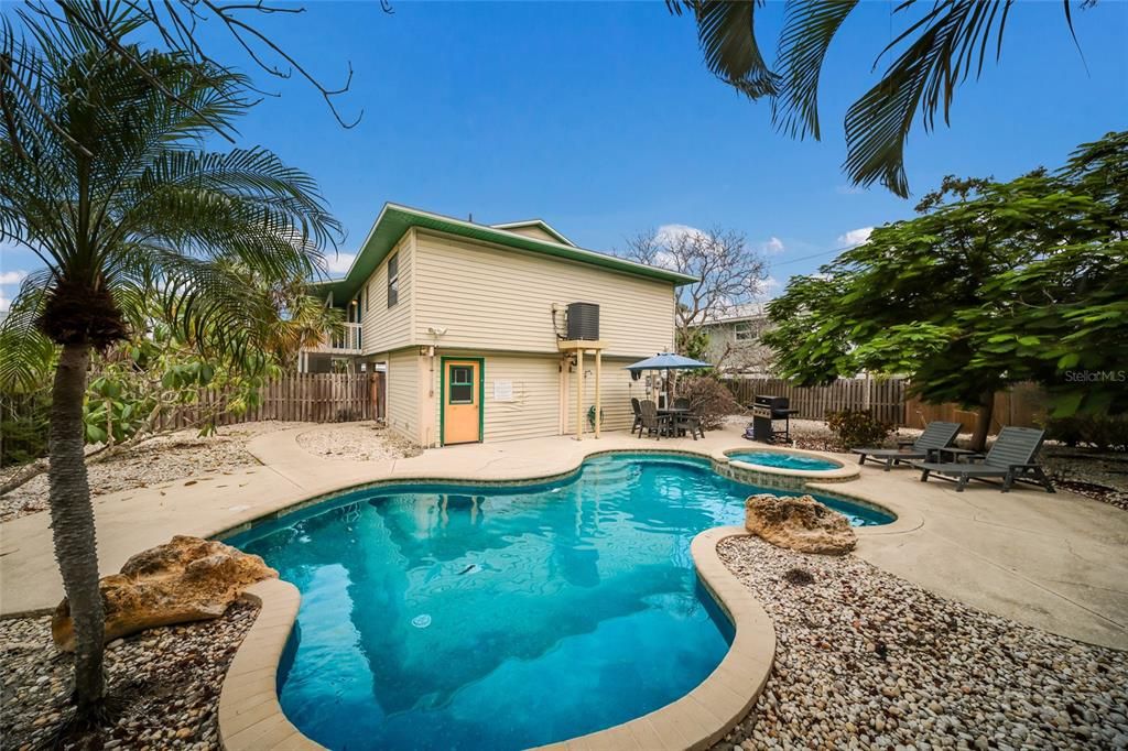 For Sale: $1,595,000 (3 beds, 2 baths, 1424 Square Feet)