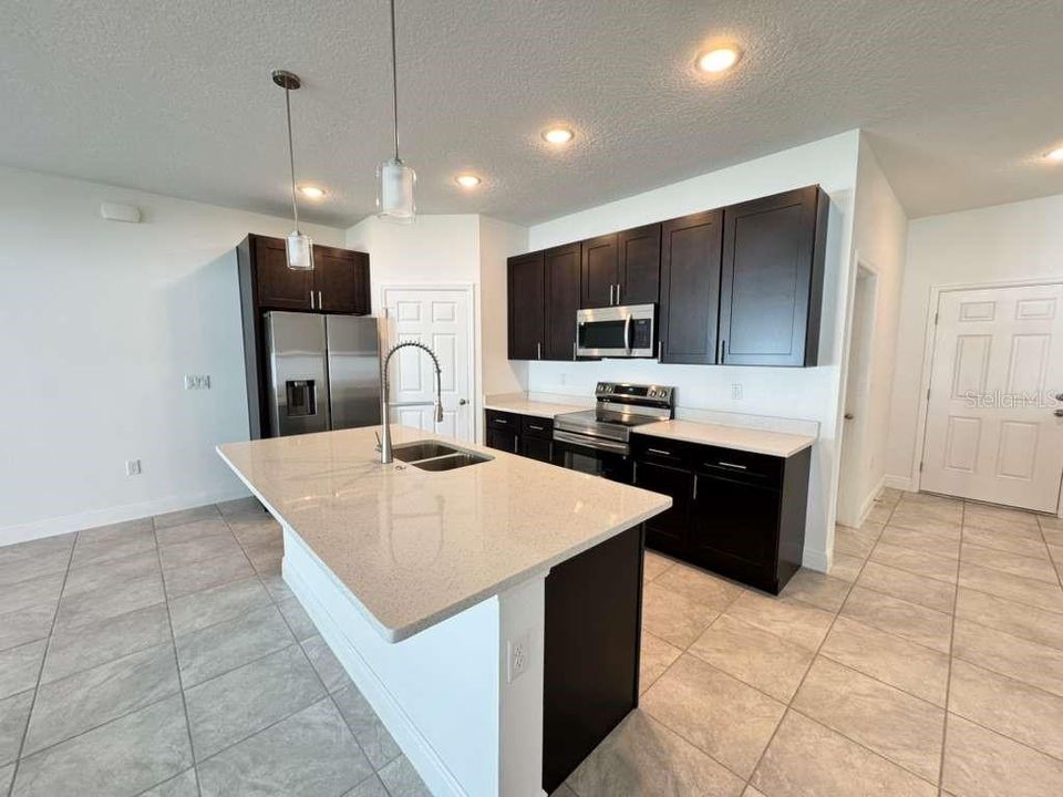В аренду: $1,995 (4 спален, 2 ванн, 1696 Квадратных фут)