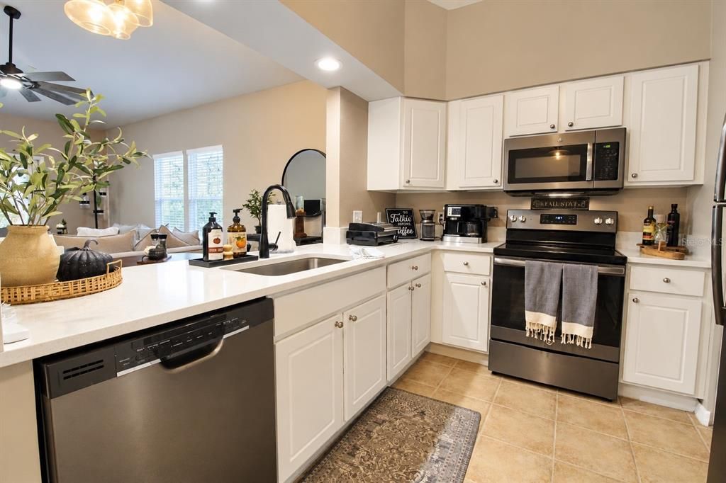 For Sale: $179,900 (1 beds, 1 baths, 823 Square Feet)
