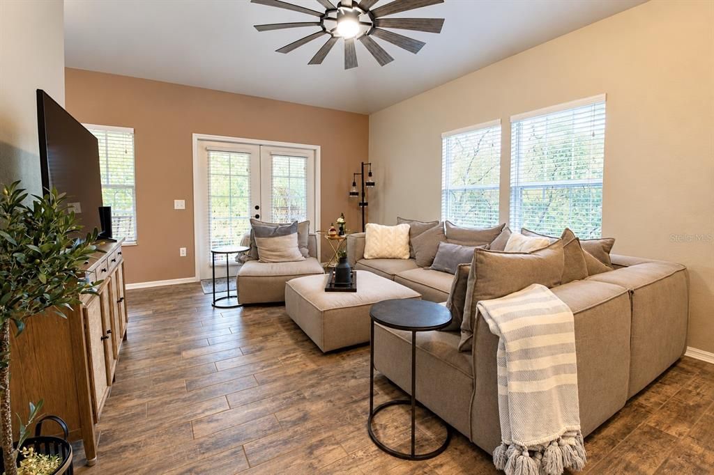 For Sale: $179,900 (1 beds, 1 baths, 823 Square Feet)