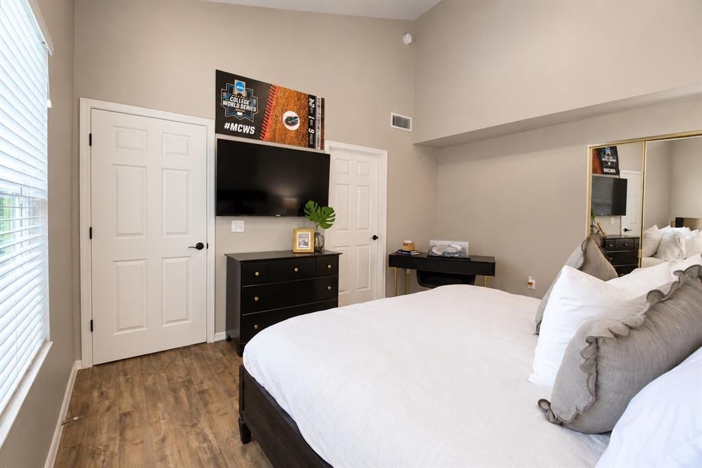 For Sale: $179,900 (1 beds, 1 baths, 823 Square Feet)