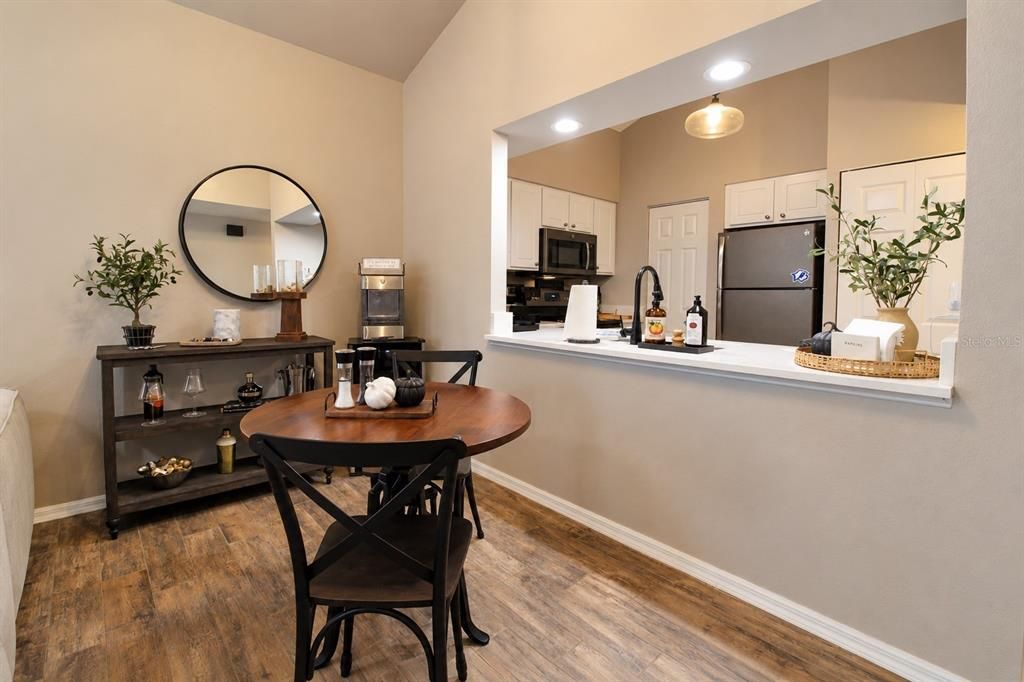 For Sale: $179,900 (1 beds, 1 baths, 823 Square Feet)