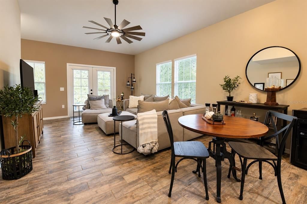 For Sale: $179,900 (1 beds, 1 baths, 823 Square Feet)
