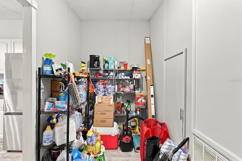 На продажу: $299,900 (4 спален, 2 ванн, 2052 Квадратных фут)
