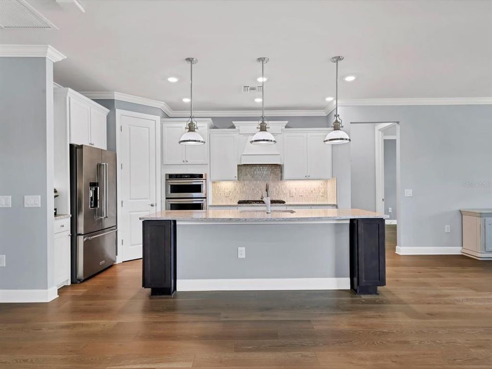 合同活跃: $3,900 (2 贝兹, 2 浴室, 1873 平方英尺)