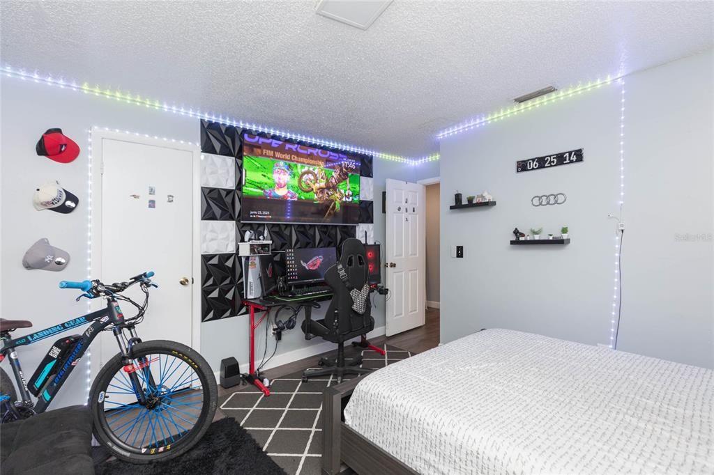 For Sale: $399,999 (6 beds, 0 baths, 2088 Square Feet)