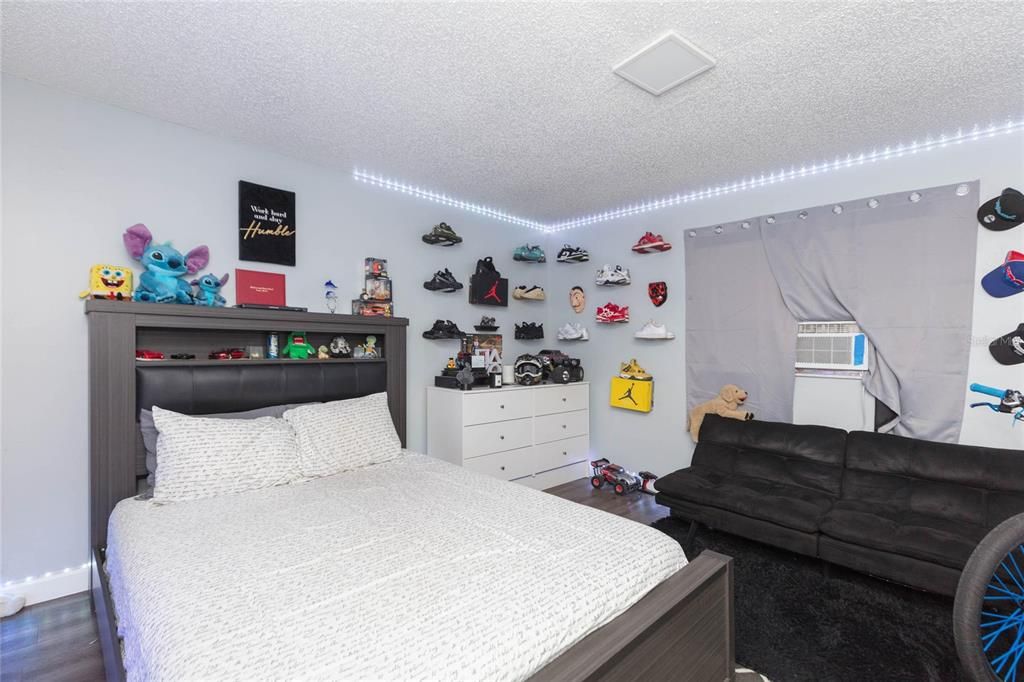 For Sale: $399,999 (6 beds, 0 baths, 2088 Square Feet)