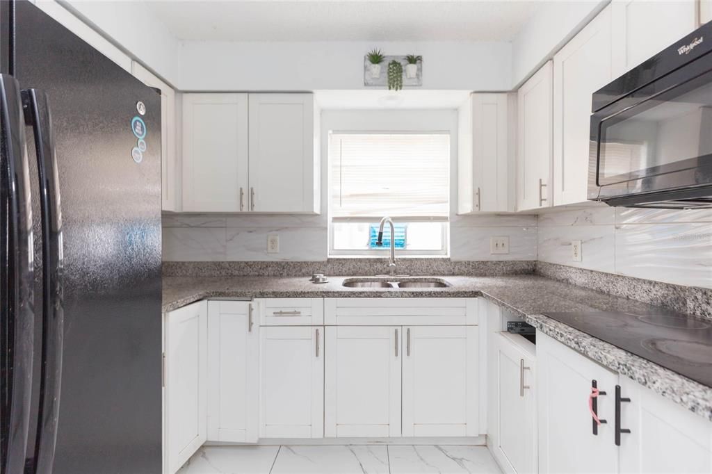 For Sale: $399,999 (6 beds, 0 baths, 2088 Square Feet)