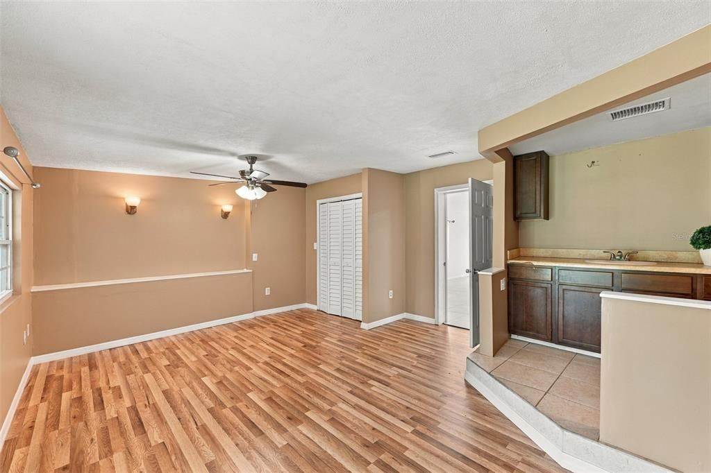 En Venta: $299,800 (3 camas, 2 baños, 1638 Pies cuadrados)