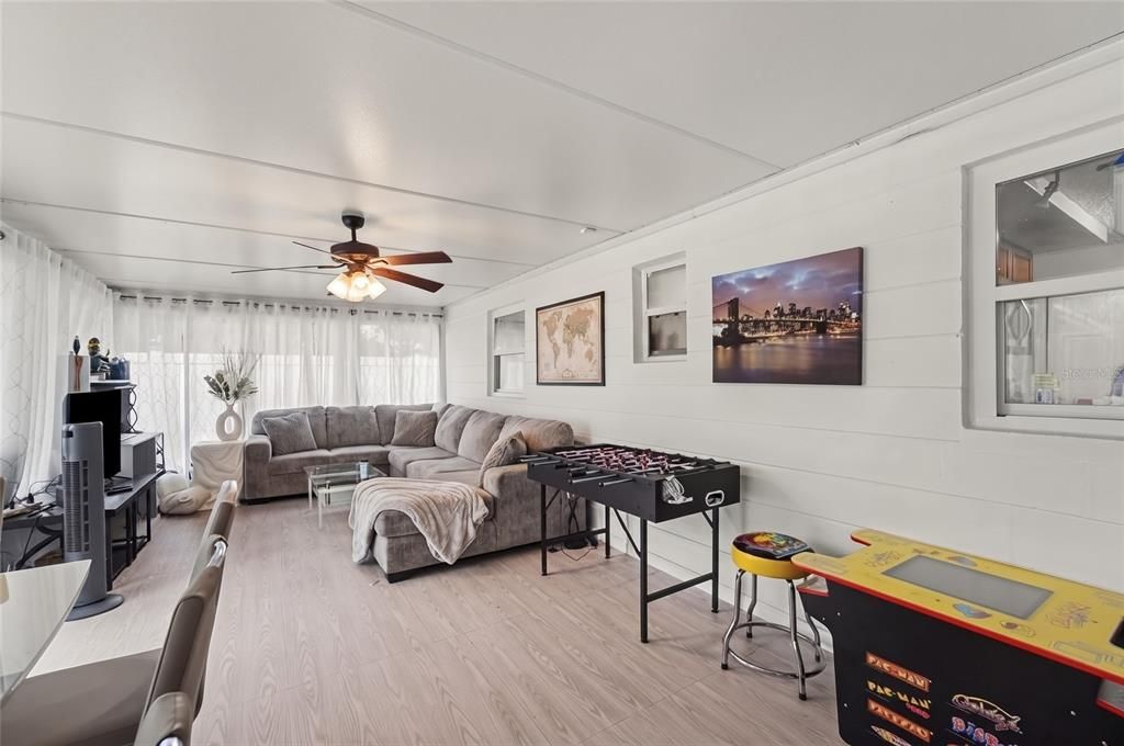 En Venta: $299,000 (3 camas, 2 baños, 1800 Pies cuadrados)