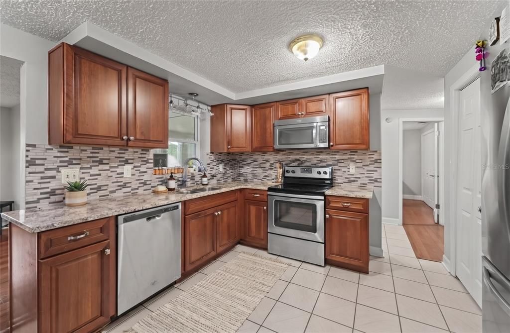 En Venta: $299,000 (3 camas, 2 baños, 1800 Pies cuadrados)