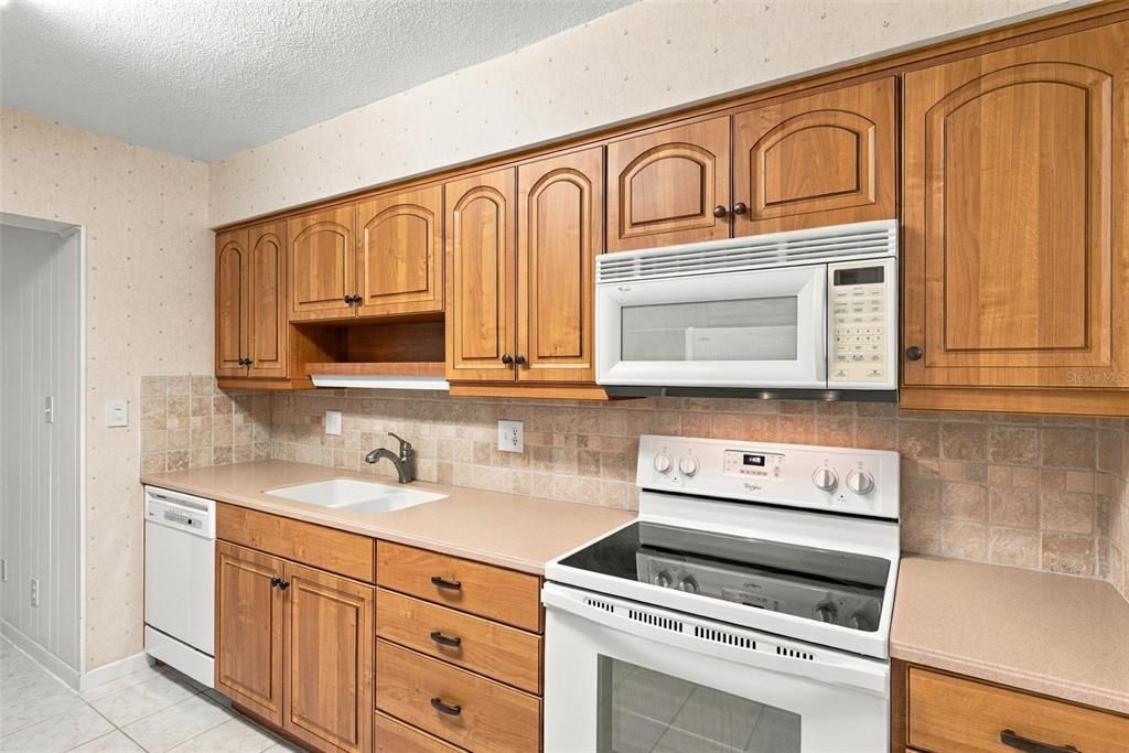 For Sale: $129,900 (2 beds, 1 baths, 1180 Square Feet)