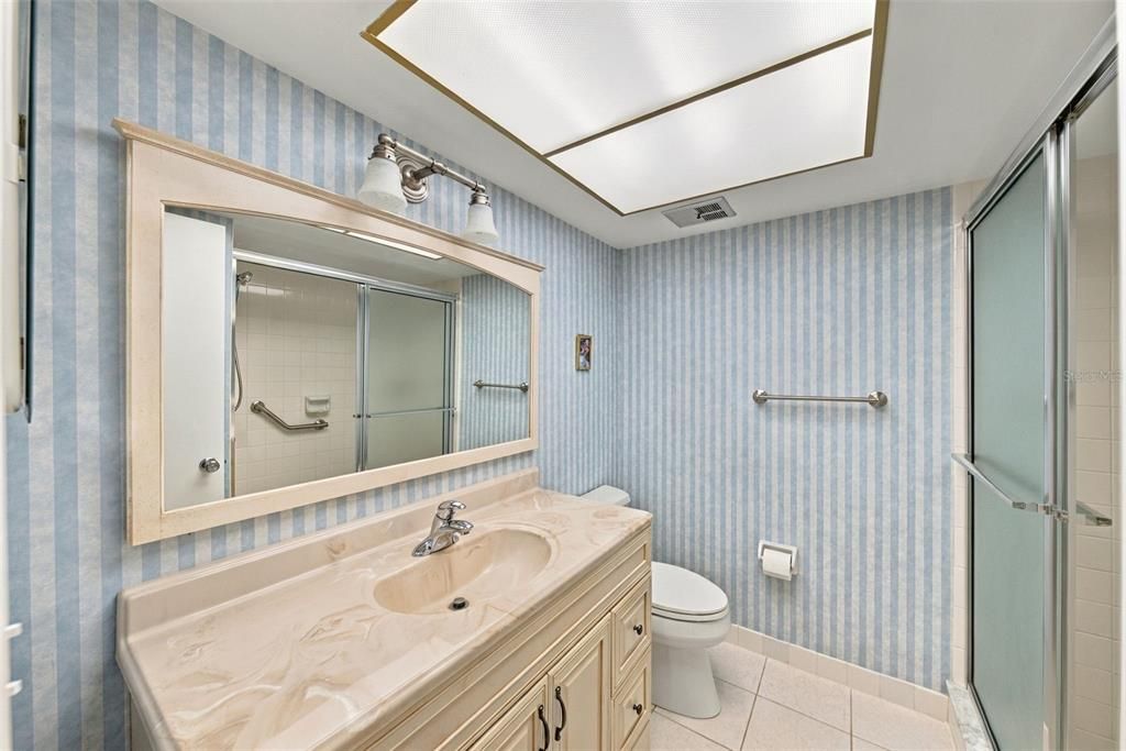 For Sale: $129,900 (2 beds, 1 baths, 1180 Square Feet)