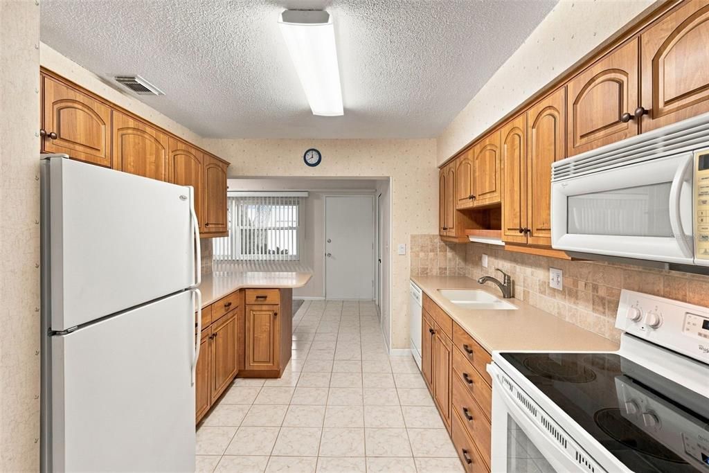 For Sale: $129,900 (2 beds, 1 baths, 1180 Square Feet)