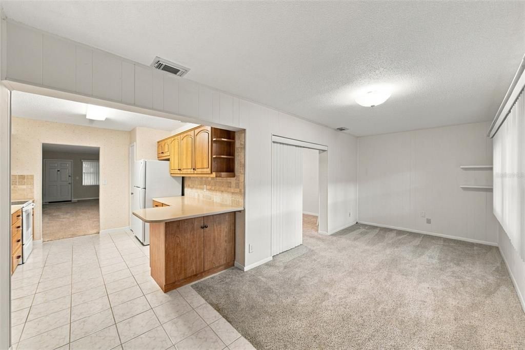For Sale: $129,900 (2 beds, 1 baths, 1180 Square Feet)