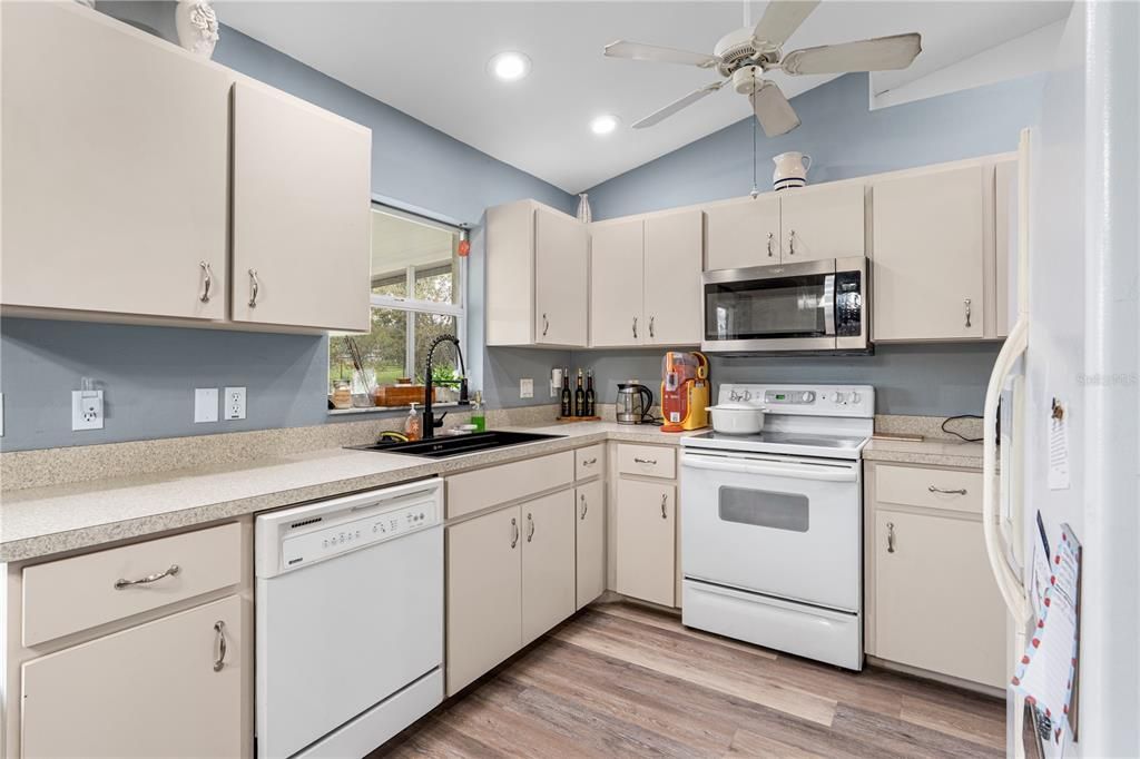 For Sale: $240,000 (3 beds, 2 baths, 1257 Square Feet)