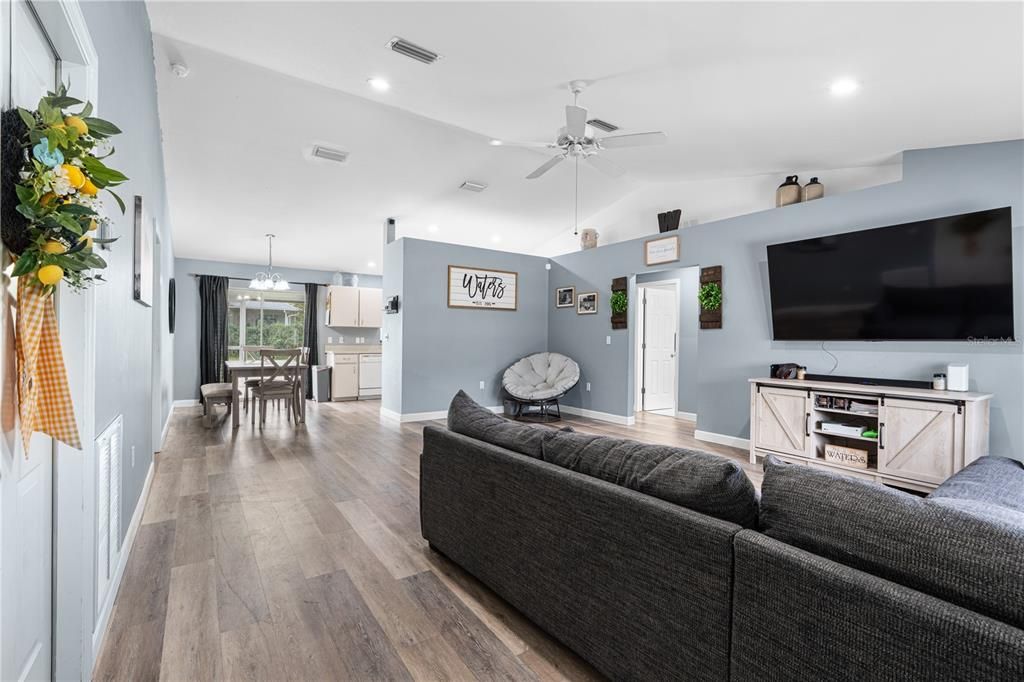 For Sale: $240,000 (3 beds, 2 baths, 1257 Square Feet)