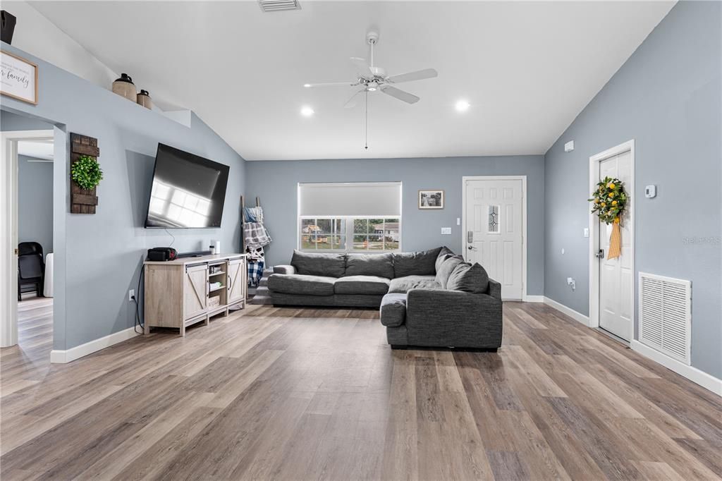 For Sale: $240,000 (3 beds, 2 baths, 1257 Square Feet)